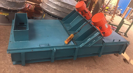 直線(xiàn)篩振動(dòng)電機底部