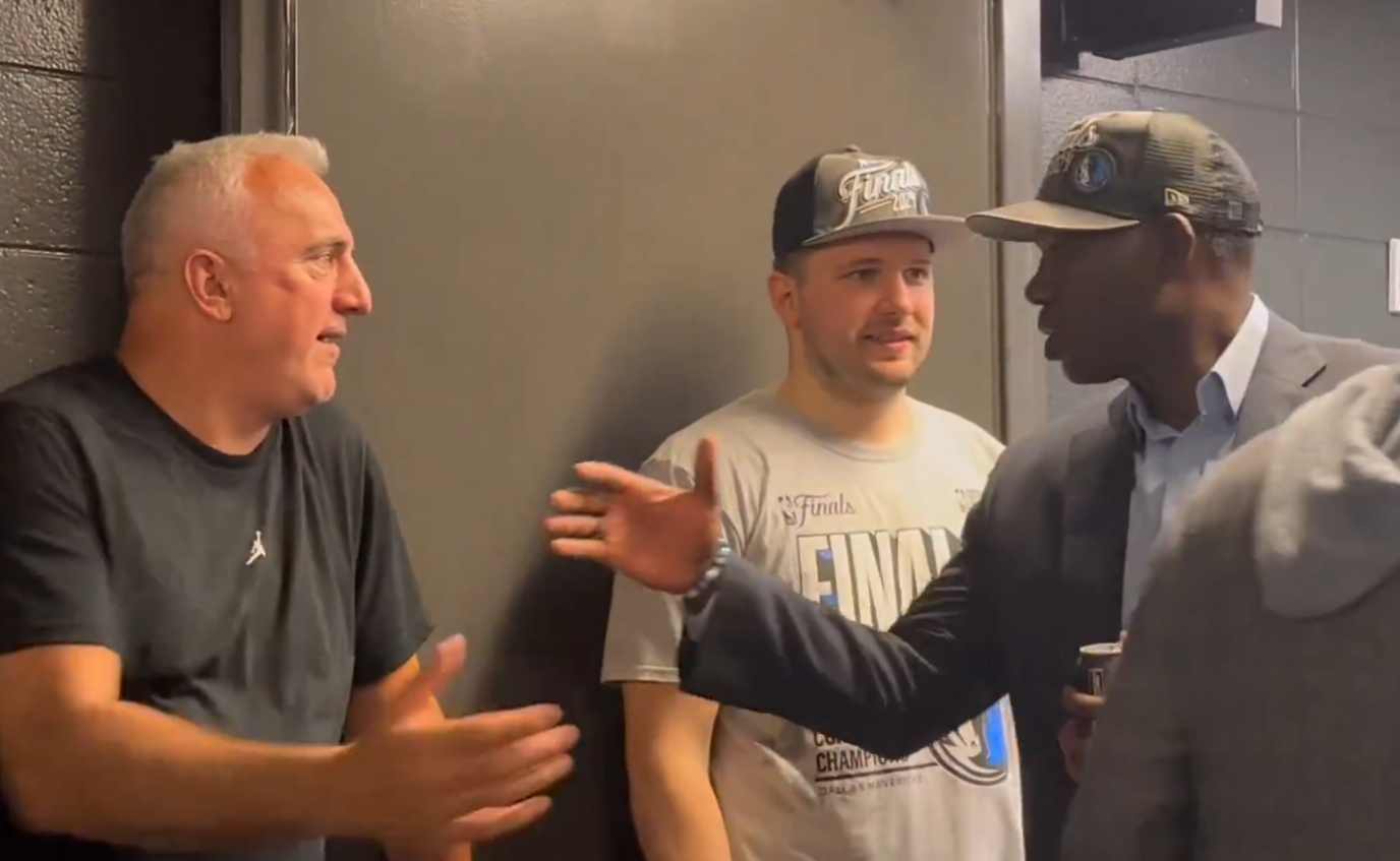 ???1年前今天的名場(chǎng)面！東契奇闖進(jìn)總決賽后喝啤酒被芬利沒(méi)收