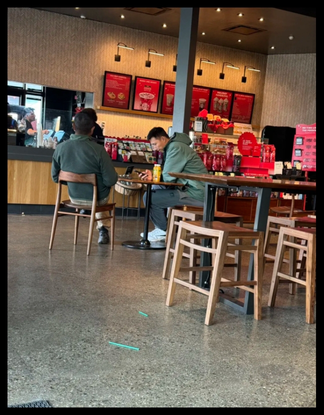 再露面??？網(wǎng)友在洛杉磯某景區星巴克偶遇易建聯(lián) 正坐著(zhù)看手機
