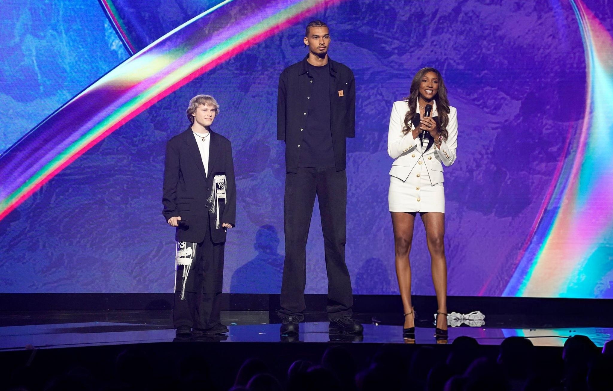 吃啥長(cháng)大的啊??刺記：2米21的文班亞馬可能又長(cháng)高了1-2英寸??