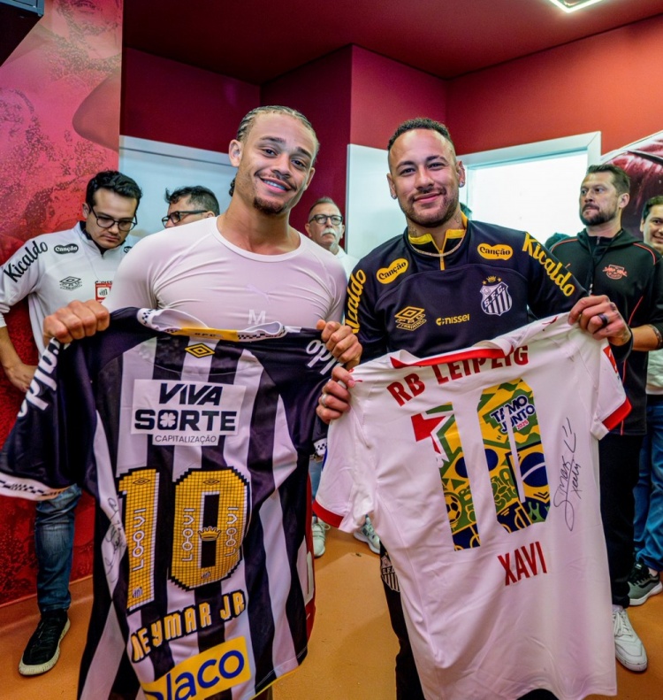 迷弟??偶像！哈維-西蒙斯友誼賽后與內馬爾合影，互換球衣