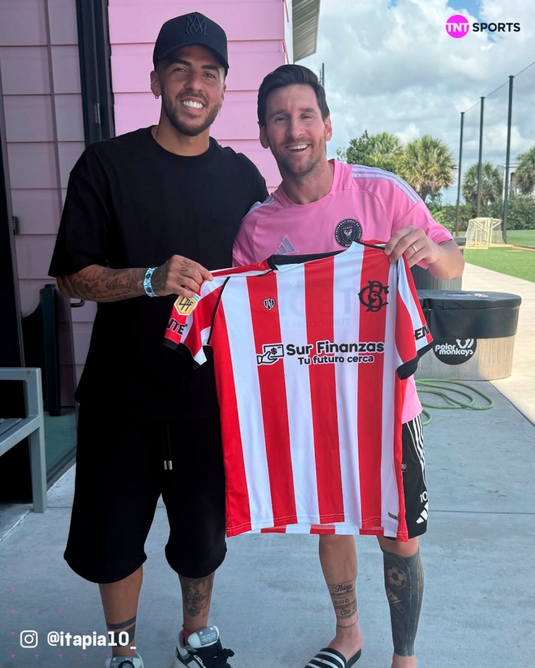 與球王??的合照！阿超球員參觀(guān)邁阿密訓練中心，借機與梅西合影