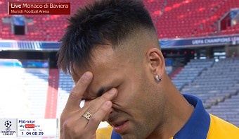 真性情！勞塔羅歐冠決賽賽前看到家人畫(huà)面，在鏡頭前情不自禁落淚