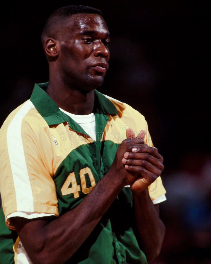 手套：不是對保羅等人不尊重 但我和坎普才是空接之城的始祖