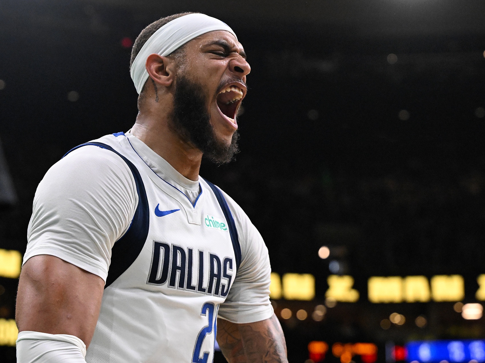 湖記：湖人目前關(guān)注的中鋒球員包括克拉克斯頓和加福德等人??