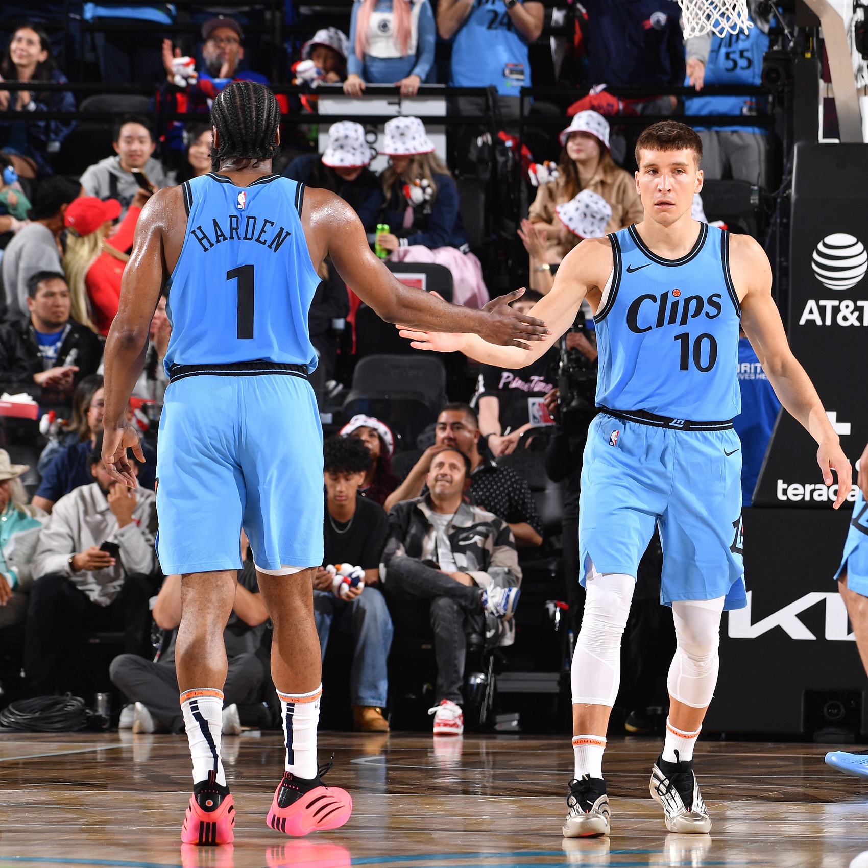 登哥多少錢(qián)留隊？記者：在尋求交易前 快船會(huì )先解決哈登合同問(wèn)題