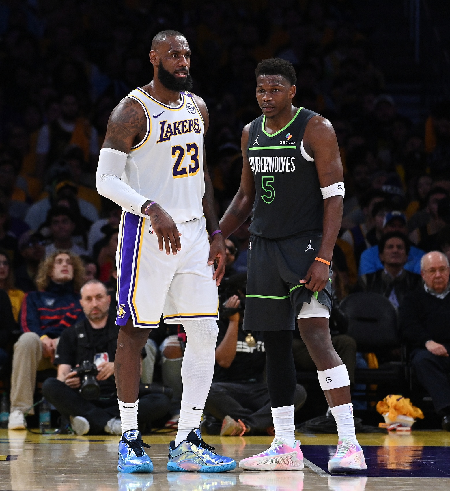 愛(ài)德華茲24歲前季后賽生涯場(chǎng)均25+5+5 歷史僅他和詹姆斯做到