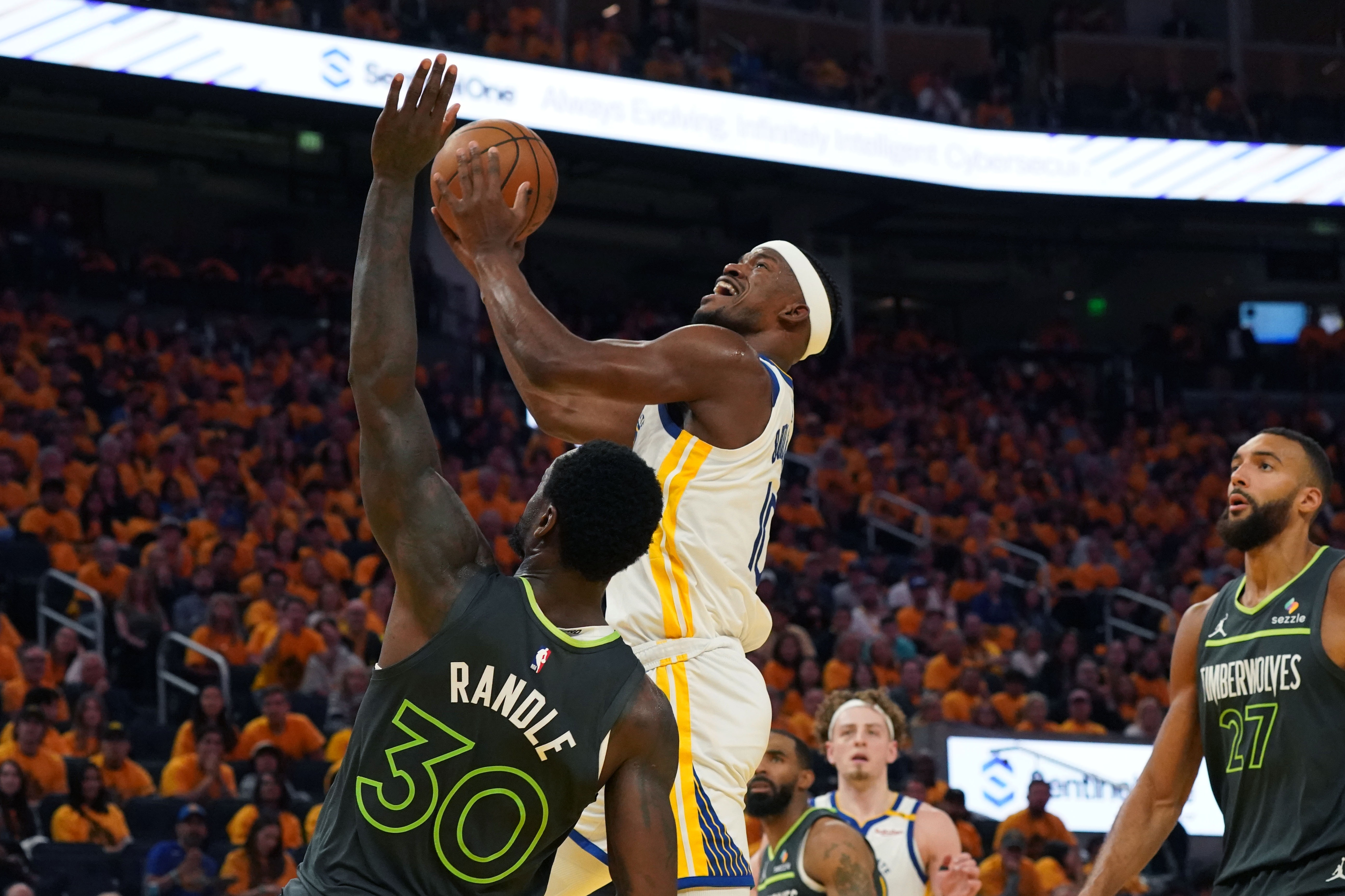 范?？巳麪枺和忭f德所說(shuō) 只要巴特勒想他每場(chǎng)都能攻筐上籃