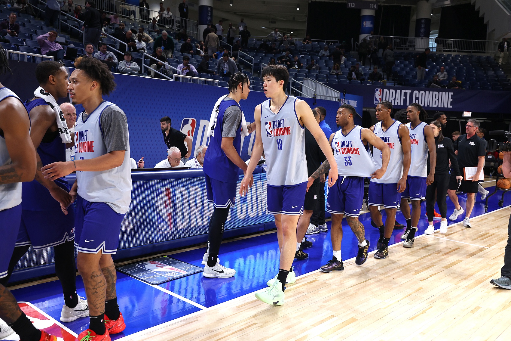 選秀專(zhuān)家：今年新秀參選少退選多 次輪深度非常淺&明年競爭更激烈