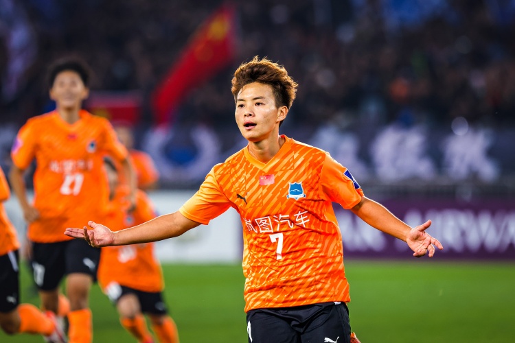 亞冠決賽最后時(shí)刻罰進(jìn)點(diǎn)球！王霜：當時(shí)也沒(méi)多想，抱著(zhù)球就上了