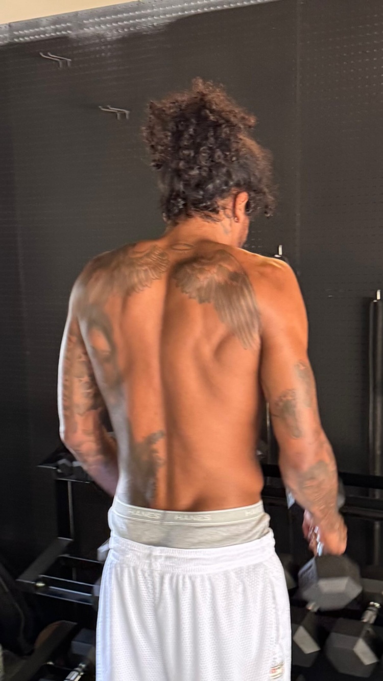 愜意時(shí)光！杰倫-格林社媒曬度假視頻 展示背部肌肉和紋身