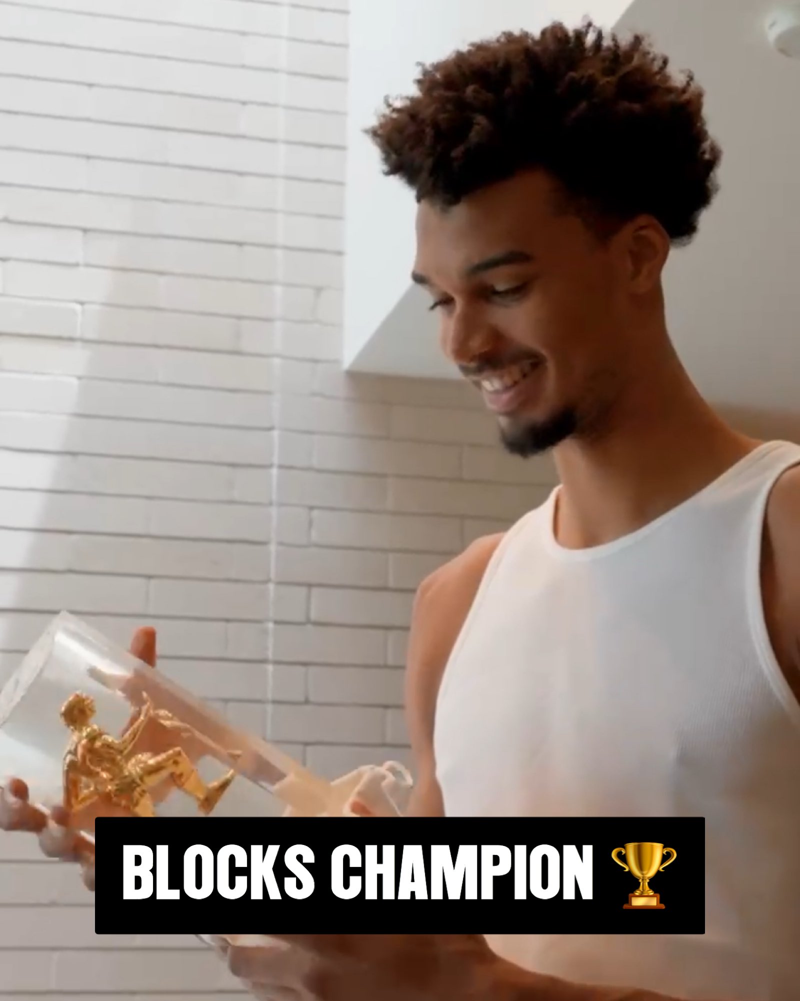 46場(chǎng)拿下蓋帽王！??文班亞馬收到了蓋帽王獎杯 笑容很純真~