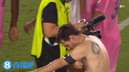 球衣-1??梅西賽后赤膊上身，他的落場(chǎng)球衣又被交換走了