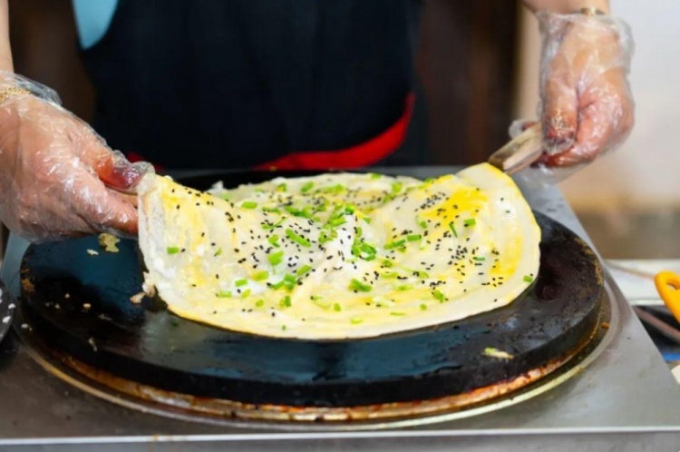 “蘇超”期間鹽城送福利：外地游客憑賽事入場(chǎng)票可免費領(lǐng)雞蛋餅