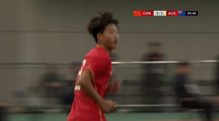 連場(chǎng)破門(mén)！梁仕宇冷靜過(guò)人施射，萬(wàn)項補射，國少火速扳平