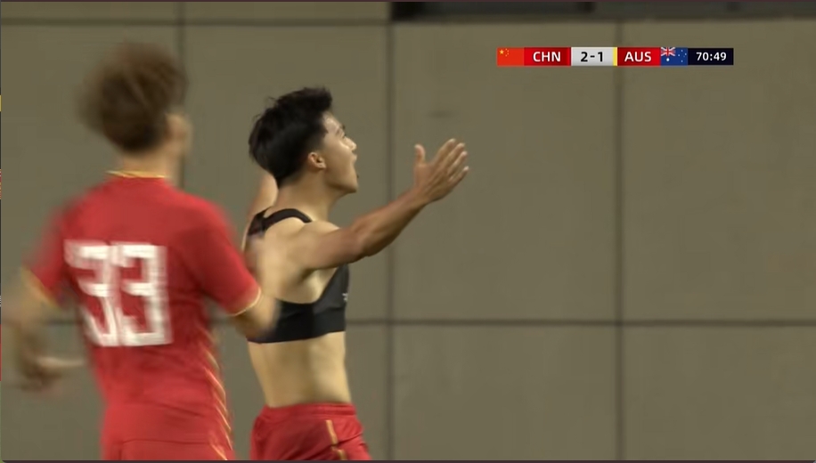 脫衣慶祝！梁仕宇頭球接力破門(mén)，國少3-1領(lǐng)先澳大利亞U16