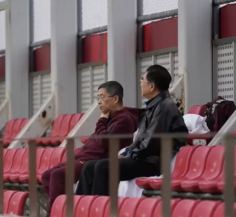 國足出征在即！足協(xié)主席宋凱和副主席許基仁雨中觀(guān)摩訓練
