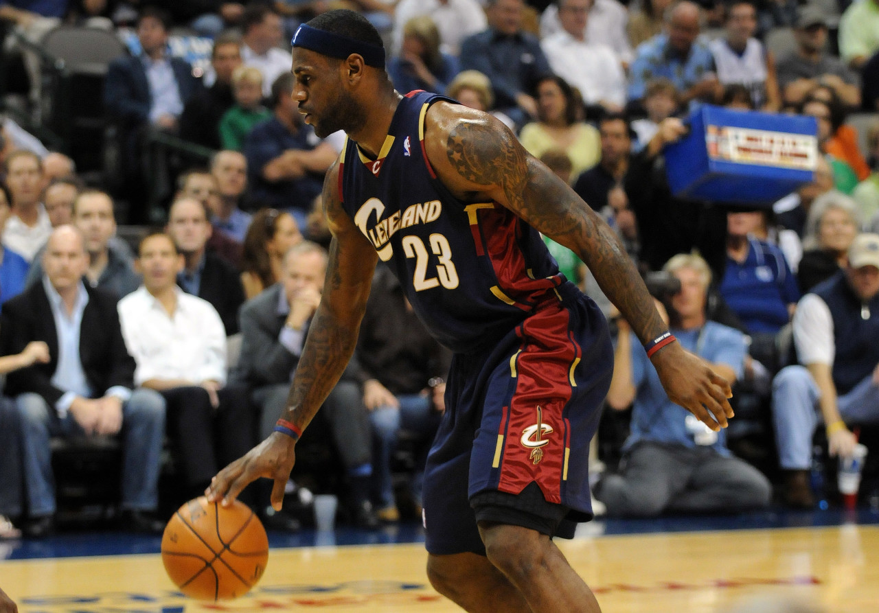 18年前的今天：22歲詹姆斯天王山砍48+9+7 最后連得25分&絕殺活塞