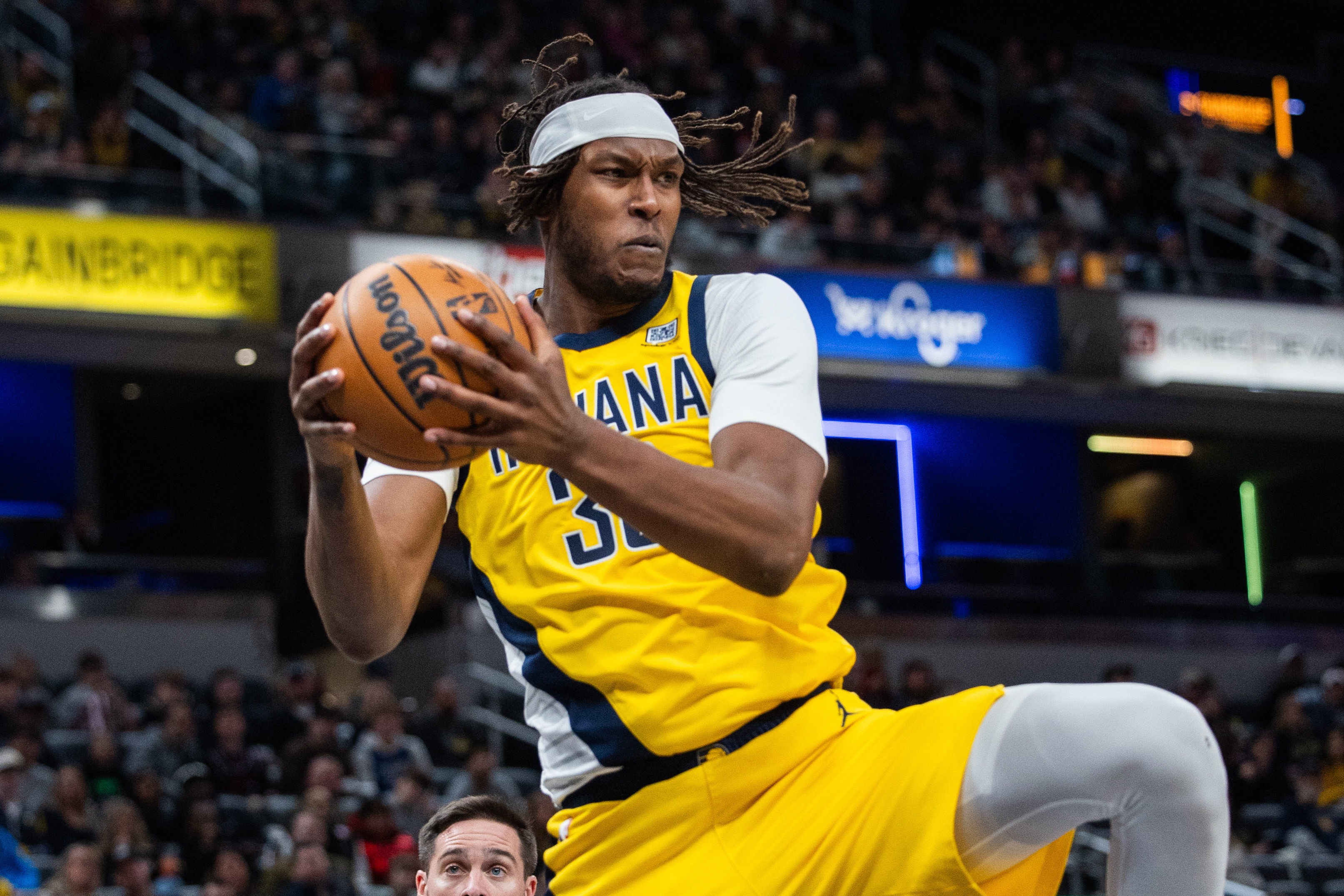 攻守兼備！特納東決場(chǎng)均13分3.2板1.8帽 命中率56.6%