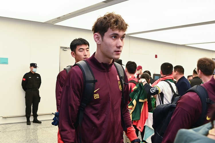 記者：拜合拉木目前處于術(shù)后恢復期，安永佳也沒(méi)有完全康復