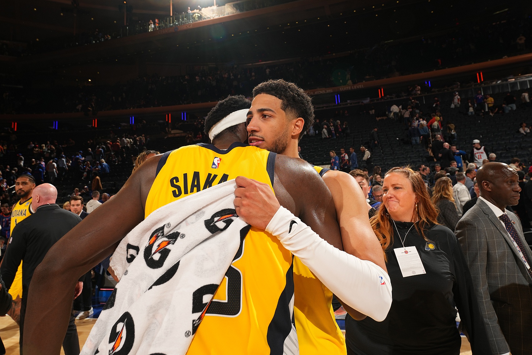 卡萊爾：哈利伯頓和西亞卡姆扛著(zhù)球隊前行 確保我們不會(huì )輸球