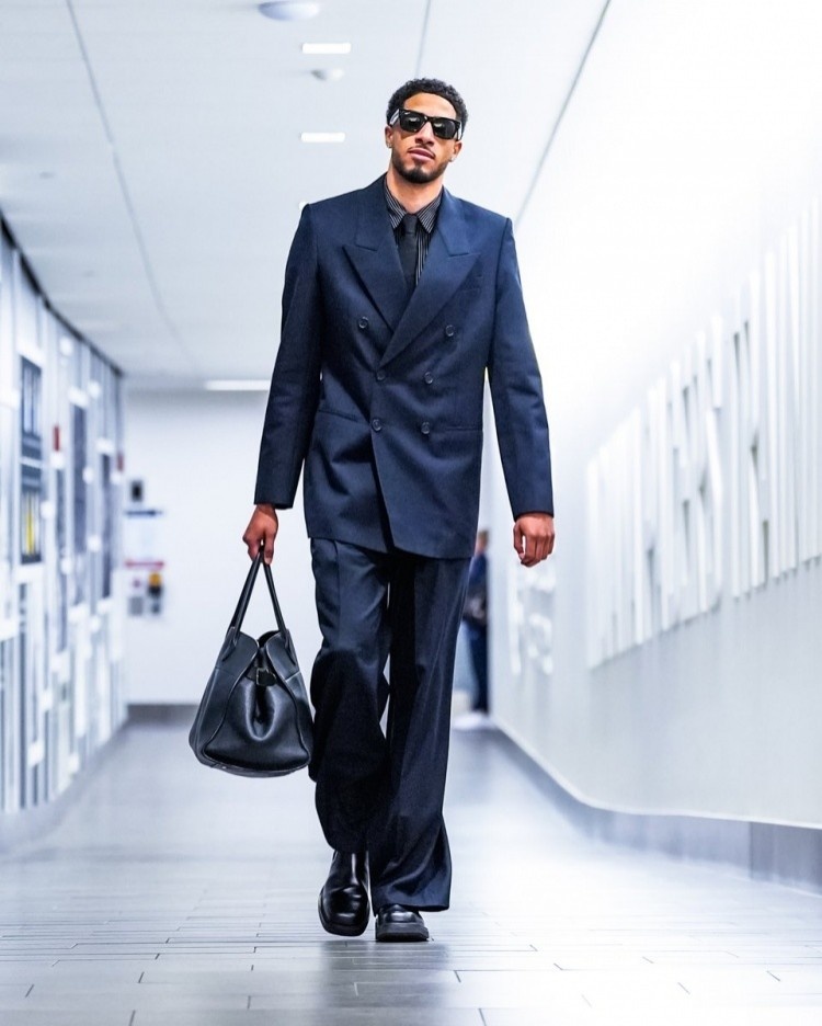 尼克斯鐵粉調侃哈利G6賽前拎包進(jìn)場(chǎng)！后者：打包送你們回家??