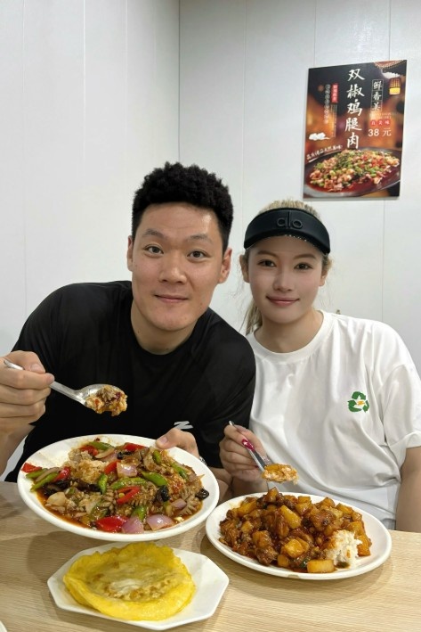 張寧妻子：今天是結婚兩年紀念日 行囊羞澀都無(wú)恨&難得夫妻是少年