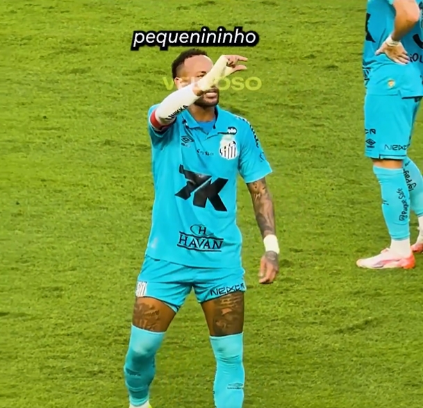 內馬爾爆粗罵球迷+做手勢挑釁，唇語(yǔ)專(zhuān)家解讀：你們都太小了??