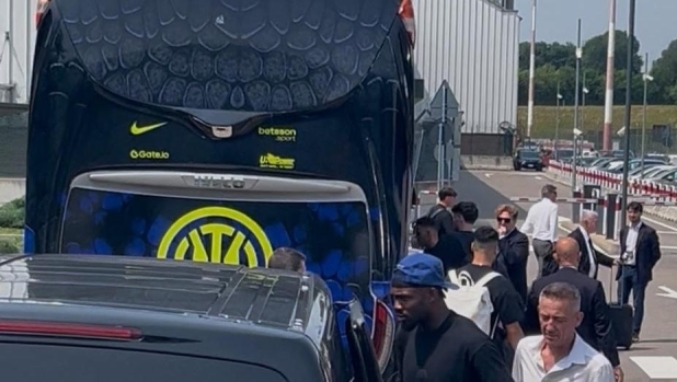 ??米體：只有一名球迷為國米接機，他自嘲“我是唯一的白癡”