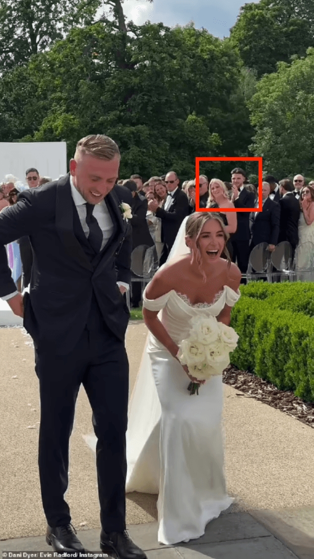 妻子曾因肥胖遭網(wǎng)暴！賴(lài)斯攜妻子罕見(jiàn)公開(kāi)露面，出席好友鮑文婚禮