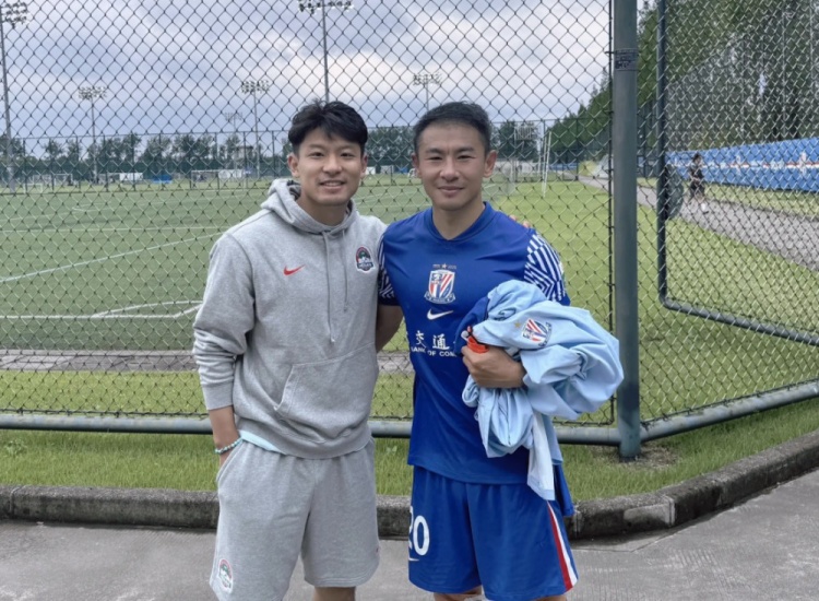 何超社媒曬與于漢超合影：致敬??20號