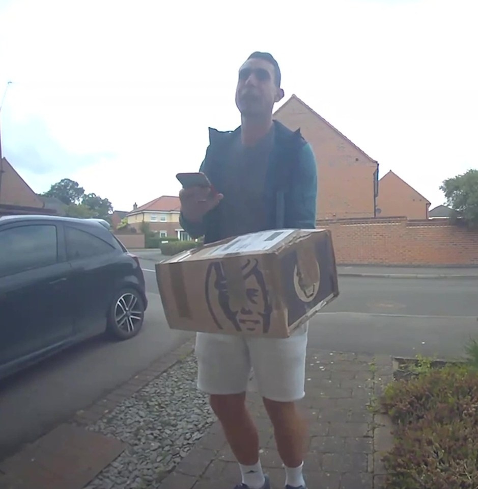 因辱罵利物浦被解雇！前英超裁判庫特改行送快遞，被紅軍球迷認出