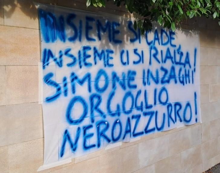 國米球迷橫幅挽留小因扎吉：一起跌倒一起站起來(lái)！你是我們的驕傲