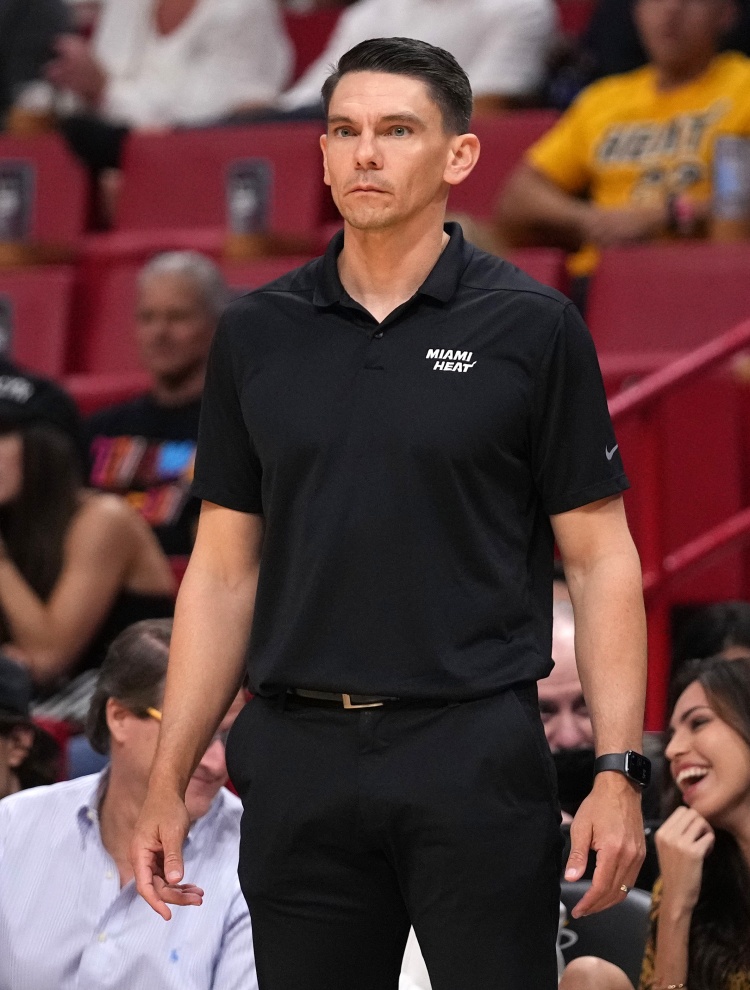 美記：本周末太陽(yáng)將將決定新帥人選 布克參與了與候選人的會(huì )面