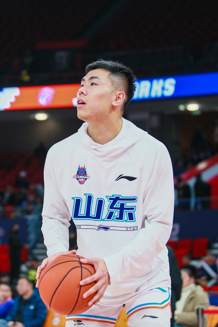 夏曉司：劉毅歸隊&6名青年隊球員來(lái)一線(xiàn)隊合練 俱樂(lè )部董事長(cháng)講話(huà)