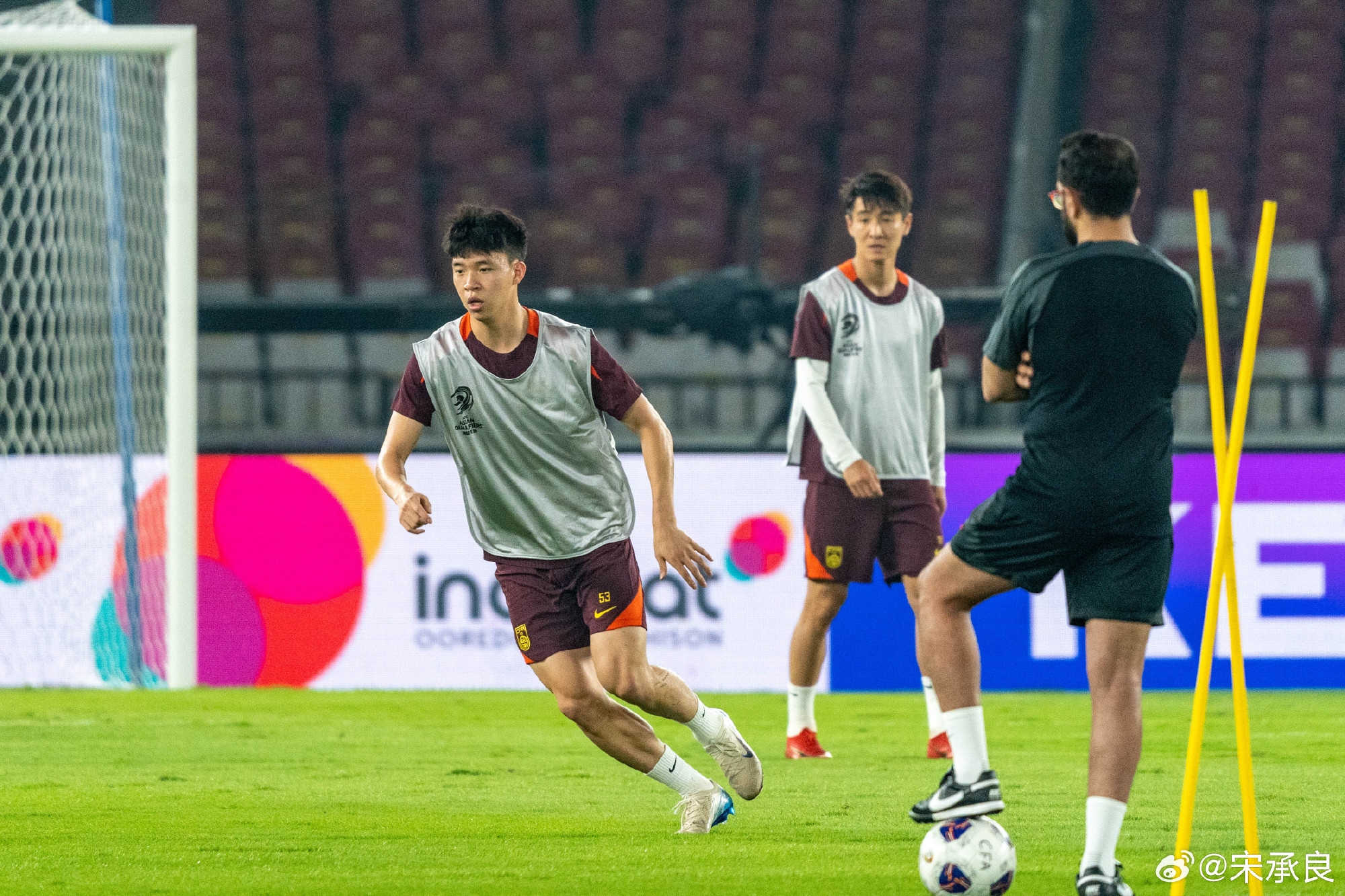 拿掉誰(shuí)？國足訓練11人穿背心：張玉寧搭檔王鈺棟，塞鳥(niǎo)韋世豪在列