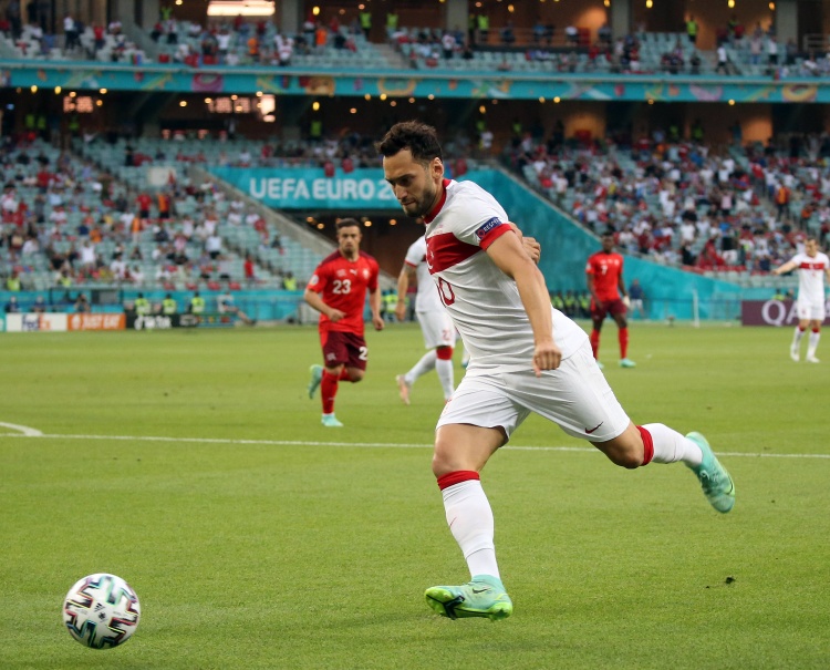 土媒：恰爾汗奧盧身體不適，缺席土耳其國家隊接下來(lái)兩場(chǎng)比賽