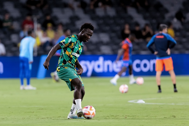 記者：拜仁計劃帶19歲伊蘭昆達參加世俱杯，但今夏仍打算將其外租