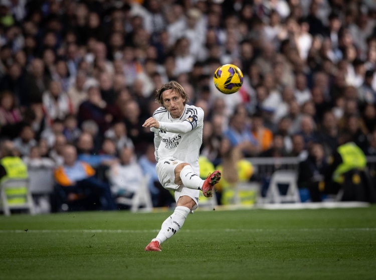 記者：米蘭向莫德里奇提供1+1合同，年薪約350萬(wàn)歐+獎金