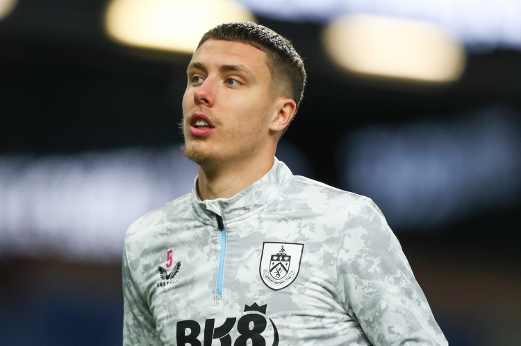 隊報：拜仁有意伯恩利中衛艾斯特福，他曾和孔帕尼合作半個(gè)賽季