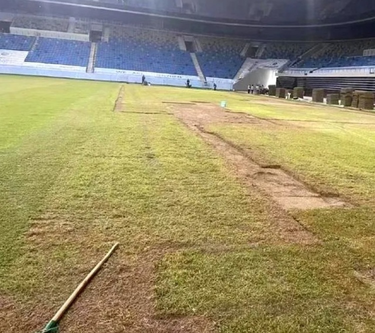 記者：網(wǎng)傳深圳主場(chǎng)草皮情況仍不佳，極易造成申花球員受傷
