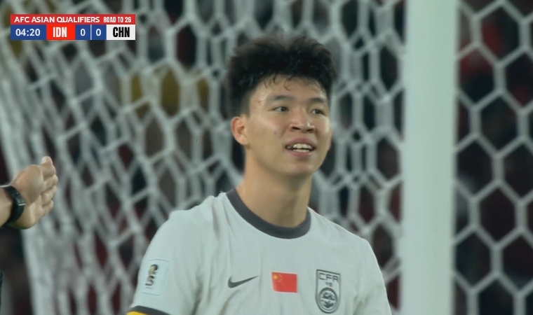 先來(lái)一腳！國足反擊張玉寧前場(chǎng)分球，王鈺棟禁區內左腳爆射打偏