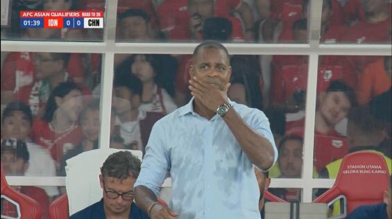 氣溫29℃&濕度80%！開(kāi)場(chǎng)僅1分鐘，印尼主帥克魯伊維特已汗流浹背