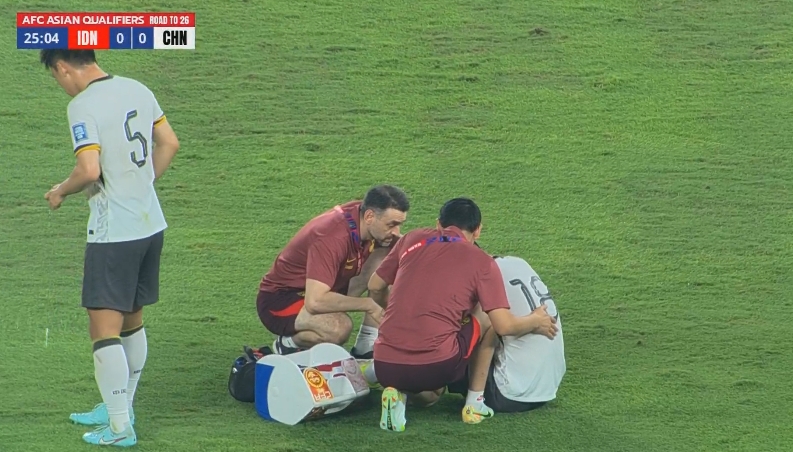 隊醫進(jìn)場(chǎng)！韓鵬飛第25分鐘受傷，簡(jiǎn)單治療后能夠繼續堅持