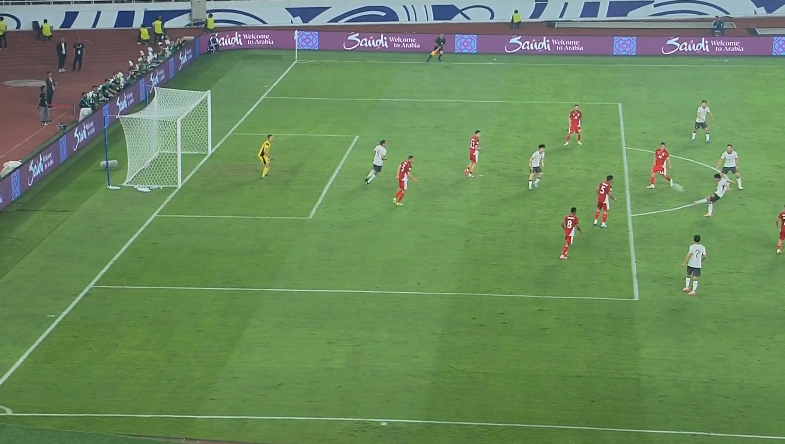 都很急??國足前場(chǎng)連續傳球被斷，印尼門(mén)將傳給胡荷韜，后者打飛