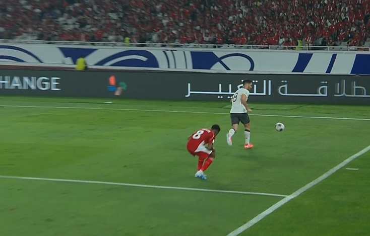 戰術(shù)受傷？塞鳥(niǎo)傳中擊中對手胸部，對手倒地不起隨后接受治療