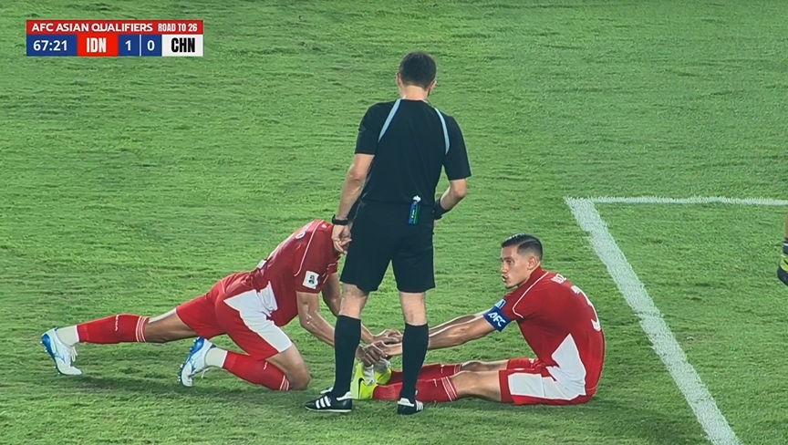 印尼球員再次倒地！比賽第67分鐘，印尼球員疑似抽筋倒地