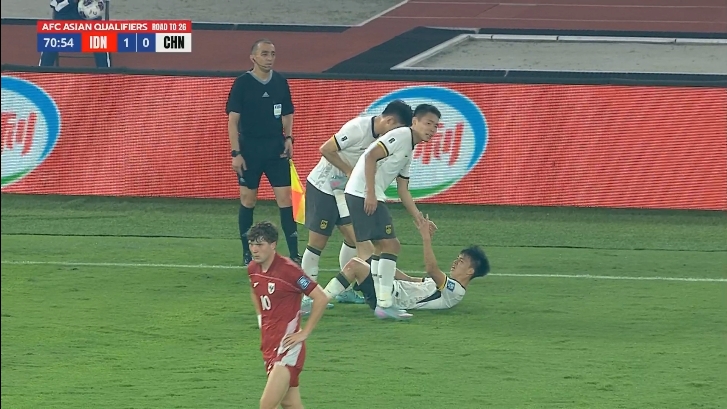 王鈺棟抽筋了！比賽70分鐘，王鈺棟抽筋倒地，簡(jiǎn)單治療后繼續堅持