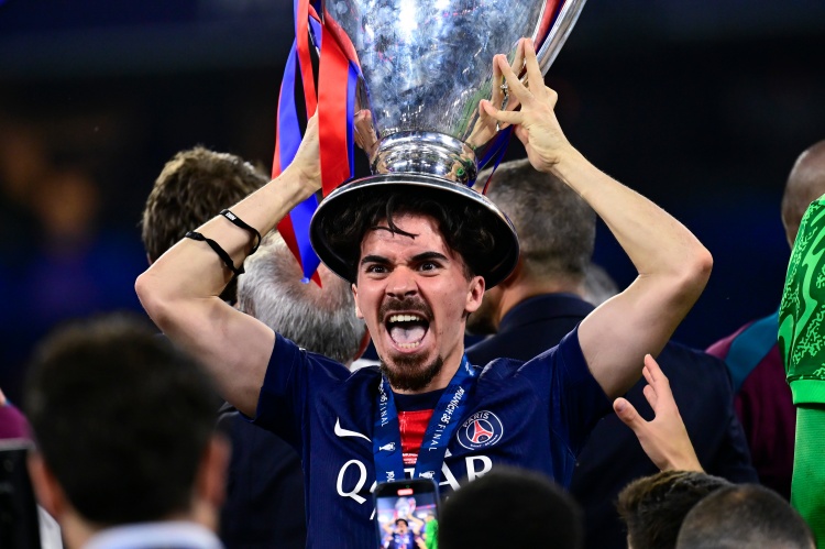 馬丁內斯：維蒂尼亞是巴黎斬獲三冠王的關(guān)鍵球員，他配得上金球獎