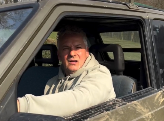 巴喬回憶被搶劫：劫匪把槍塞進(jìn)我兒子嘴里，威脅說(shuō)要殺了我們